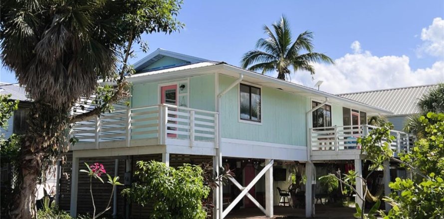 House in Placida, Florida 2 bedrooms, 77.29 sq.m. № 2098465