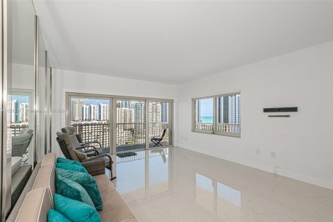 Condominio en venta en Sunny Isles Beach, Florida, 2 dormitorios, 113.34 m2 № 1709975 - foto 18