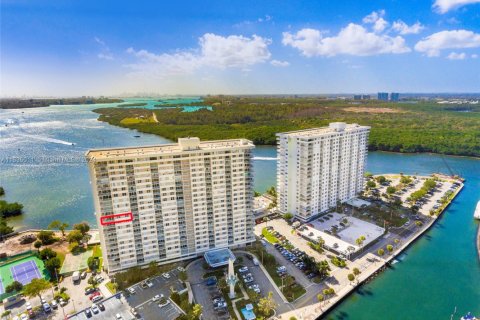 Condominio en venta en Sunny Isles Beach, Florida, 2 dormitorios, 113.34 m2 № 1709975 - foto 3