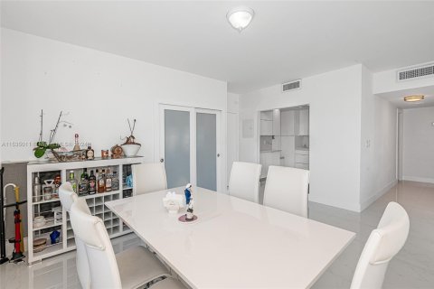 Condominio en venta en Sunny Isles Beach, Florida, 2 dormitorios, 113.34 m2 № 1709975 - foto 15