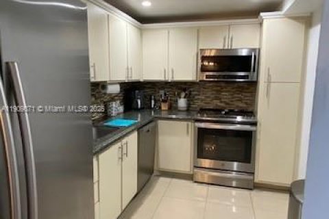 Copropriété à louer à Pembroke Pines, Floride: 2 chambres, 102.19 m2 № 1970336 - photo 5