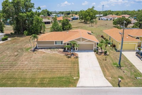 House in Punta Gorda, Florida 3 bedrooms, 173.17 sq.m. № 1757629 - photo 2