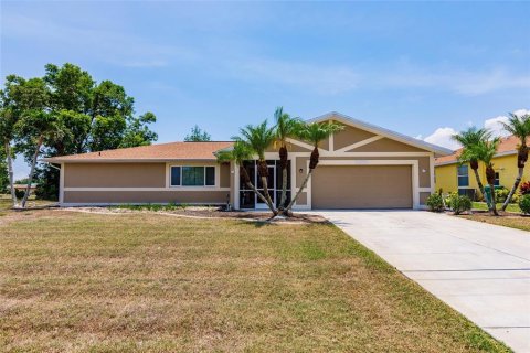 House in Punta Gorda, Florida 3 bedrooms, 173.17 sq.m. № 1757629 - photo 1