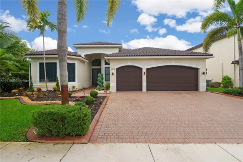 House in Miramar, Florida 5 bedrooms, 264.21 sq.m. № 2012268 - photo 5