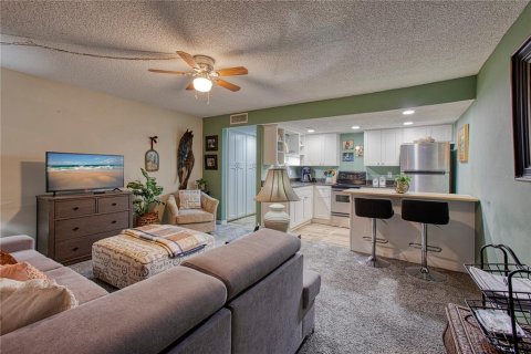 Condo in Saint Petersburg, Florida, 1 bedroom  № 1833637 - photo 5