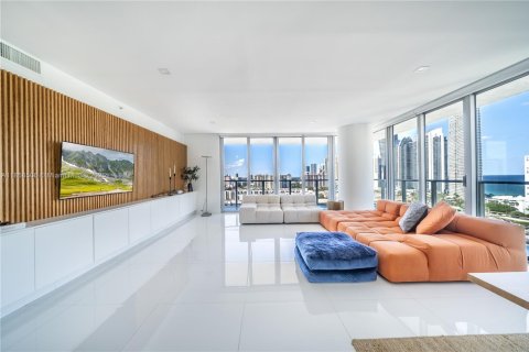 Condominio en alquiler en Sunny Isles Beach, Florida, 3 dormitorios, 175.77 m2 № 2059956 - foto 3