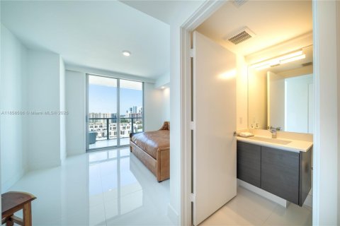 Condominio en alquiler en Sunny Isles Beach, Florida, 3 dormitorios, 175.77 m2 № 2059956 - foto 24