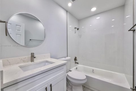 House in Pembroke Pines, Florida 2 bedrooms, 94.57 sq.m. № 2059209 - photo 18