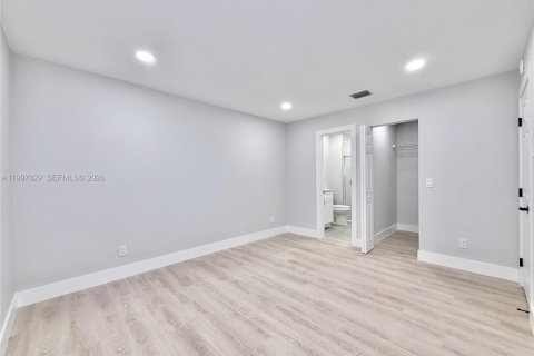 House in Pembroke Pines, Florida 2 bedrooms, 94.57 sq.m. № 2059209 - photo 12