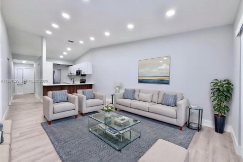 House in Pembroke Pines, Florida 2 bedrooms, 94.57 sq.m. № 2059209 - photo 3