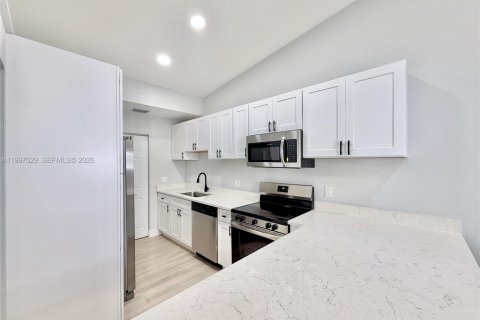 House in Pembroke Pines, Florida 2 bedrooms, 94.57 sq.m. № 2059209 - photo 8