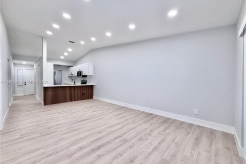 House in Pembroke Pines, Florida 2 bedrooms, 94.57 sq.m. № 2059209 - photo 4