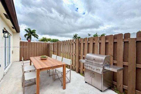 House in Pembroke Pines, Florida 2 bedrooms, 94.57 sq.m. № 2059209 - photo 20