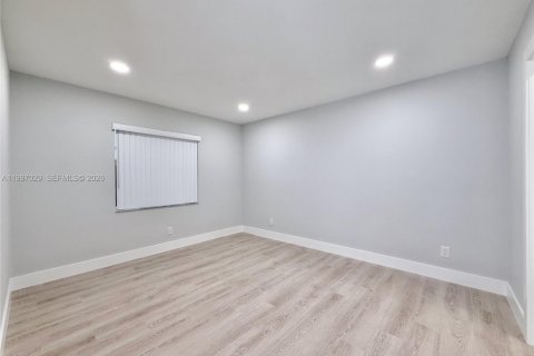 House in Pembroke Pines, Florida 2 bedrooms, 94.57 sq.m. № 2059209 - photo 14