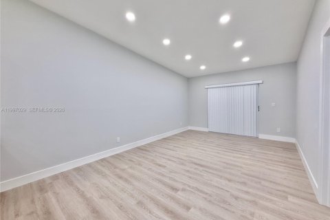 House in Pembroke Pines, Florida 2 bedrooms, 94.57 sq.m. № 2059209 - photo 6