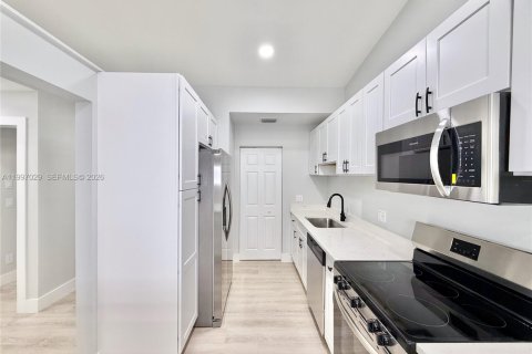 House in Pembroke Pines, Florida 2 bedrooms, 94.57 sq.m. № 2059209 - photo 9