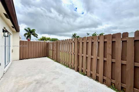 House in Pembroke Pines, Florida 2 bedrooms, 94.57 sq.m. № 2059209 - photo 21