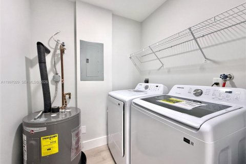 House in Pembroke Pines, Florida 2 bedrooms, 94.57 sq.m. № 2059209 - photo 19