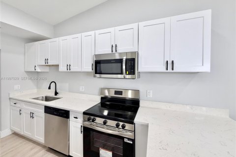 House in Pembroke Pines, Florida 2 bedrooms, 94.57 sq.m. № 2059209 - photo 11