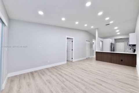 House in Pembroke Pines, Florida 2 bedrooms, 94.57 sq.m. № 2059209 - photo 5