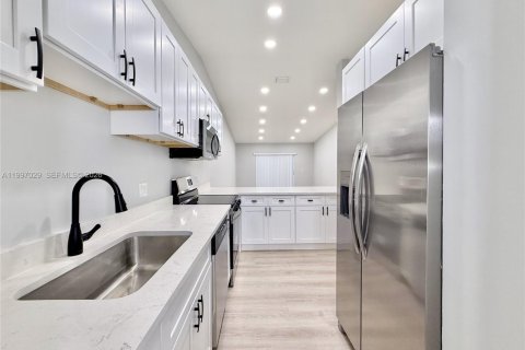 House in Pembroke Pines, Florida 2 bedrooms, 94.57 sq.m. № 2059209 - photo 7