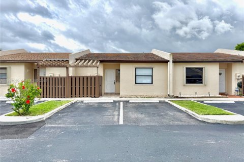 House in Pembroke Pines, Florida 2 bedrooms, 94.57 sq.m. № 2059209 - photo 1