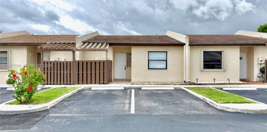 House in Pembroke Pines, Florida 2 bedrooms, 94.57 sq.m. № 2059209