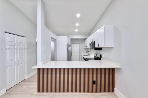 House in Pembroke Pines, Florida 2 bedrooms, 94.57 sq.m. № 2059209 - photo 2