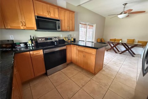 Villa ou maison à louer à Miami, Floride: 3 chambres, 150.69 m2 № 2076435 - photo 11