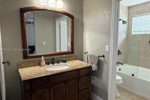 Villa ou maison à louer à Miami, Floride: 3 chambres, 150.69 m2 № 2076435 - photo 17