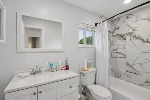 Villa ou maison à vendre à North Lauderdale, Floride: 3 chambres, 222.59 m2 № 2174105 - photo 26