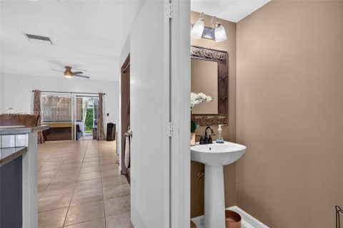 Townhouse in Coral Springs, Florida 2 bedrooms, 97.55 sq.m. № 2421200 - photo 18
