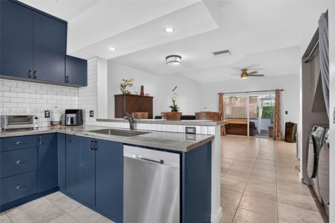 Townhouse in Coral Springs, Florida 2 bedrooms, 97.55 sq.m. № 2421200 - photo 4