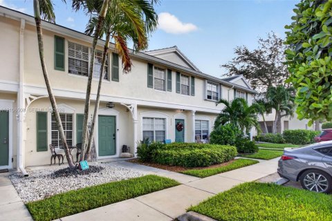 Townhouse in Coral Springs, Florida 2 bedrooms, 97.55 sq.m. № 2421200 - photo 9