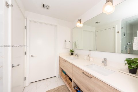 Condo in North Miami Beach, Florida, 2 bedrooms  № 1849223 - photo 14