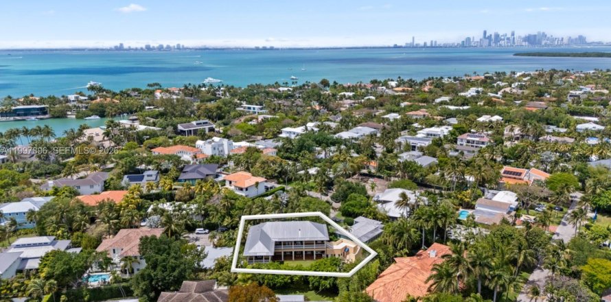 House in Key Biscayne, Florida 5 bedrooms, 503.62 sq.m. № 2256211