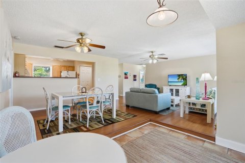 Townhouse in Fort Myers, Florida 2 bedrooms, 111.48 sq.m. № 2100861 - photo 10