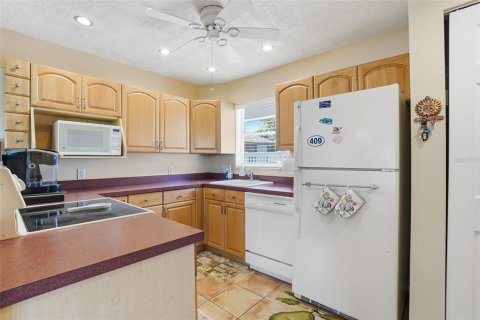 Townhouse in Fort Myers, Florida 2 bedrooms, 111.48 sq.m. № 2100861 - photo 4