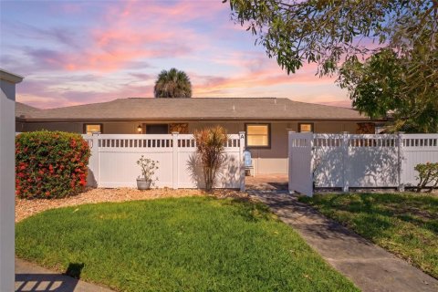 Townhouse in Fort Myers, Florida 2 bedrooms, 111.48 sq.m. № 2100861