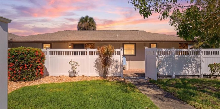 Townhouse in Fort Myers, Florida 2 bedrooms, 111.48 sq.m. № 2100861