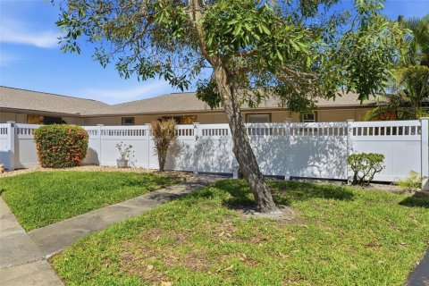 Townhouse in Fort Myers, Florida 2 bedrooms, 111.48 sq.m. № 2100861 - photo 6