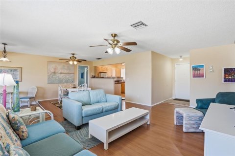 Townhouse in Fort Myers, Florida 2 bedrooms, 111.48 sq.m. № 2100861 - photo 9