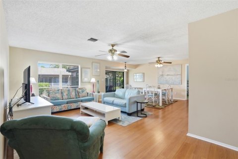 Townhouse in Fort Myers, Florida 2 bedrooms, 111.48 sq.m. № 2100861 - photo 8