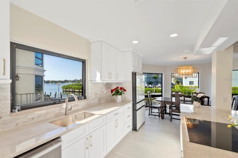Townhouse in Naples, Florida 3 bedrooms, 199.18 sq.m. № 1521475 - photo 4