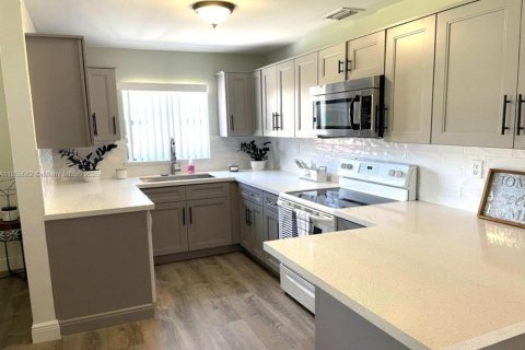 House in Homestead, Florida 4 bedrooms, 162.76 sq.m. № 1887718 - photo 11