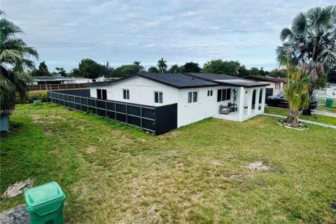 House in Homestead, Florida 4 bedrooms, 162.76 sq.m. № 1887718 - photo 15