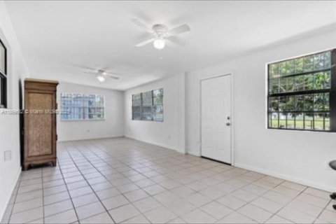 House in Homestead, Florida 4 bedrooms, 162.76 sq.m. № 1887718 - photo 8