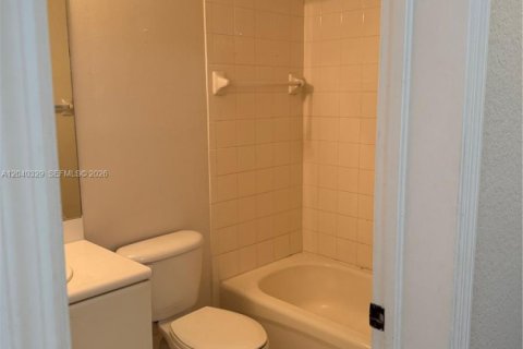 Condo in Hialeah, Florida, 2 bedrooms  № 2086620 - photo 8