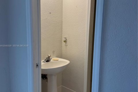 Condo in Hialeah, Florida, 2 bedrooms  № 2086620 - photo 10