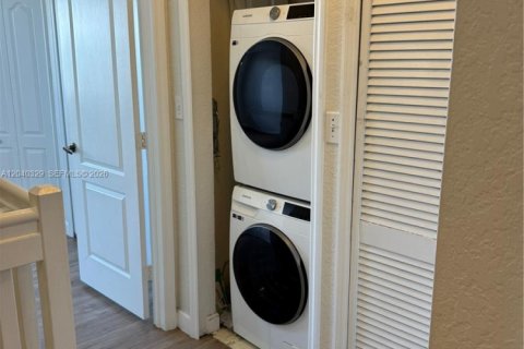 Condo in Hialeah, Florida, 2 bedrooms  № 2086620 - photo 11
